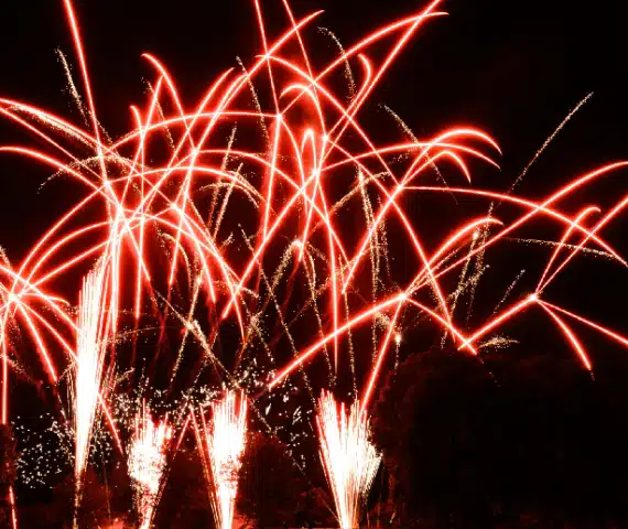 Czerwone fajerwerki - sylwestrowe efekty specjalne