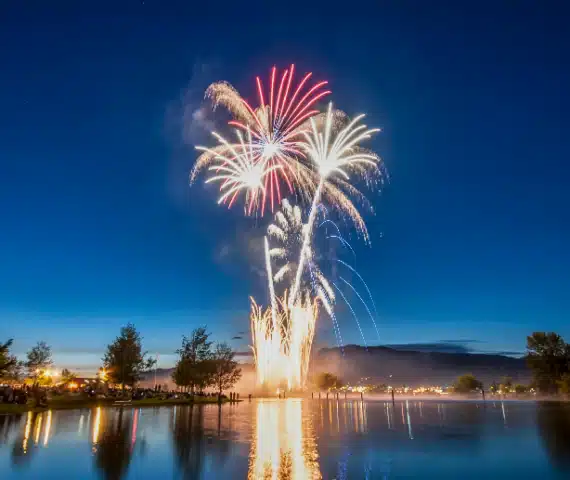 Bezpieczne odpalanie fajerwerków nad wodą